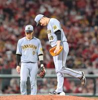 　５回、降板を告げられ、悔しさのあまりマウンドをつま先で少しだけ蹴る大竹（撮影・市尻達拡）