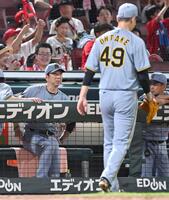 　５回、大竹（４９）が追加点を許し、ベンチで厳しい表情を見せる藤川監督（左）