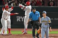 　３回、モンテロに逆転３ランを打たれ、呆然とする大竹（撮影・飯室逸平）