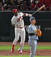 　３回、大ファールの打球を見つめるモンテロ（撮影・飯室逸平）