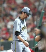 　５回途中、先発・大竹の交代を告げ、ベンチに戻る藤川監督（撮影・北村雅宏）