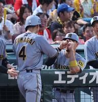 　３回、生還した熊谷を出迎える佐藤輝（撮影・市尻達拡）