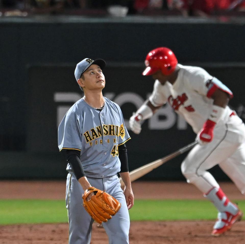 　３回、モンテロに逆転３ランを打たれ、打球を見上げる大竹（撮影・飯室逸平）