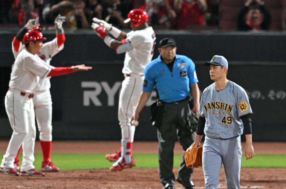 　３回、モンテロに逆転３ランを打たれ、呆然とする大竹（撮影・飯室逸平）