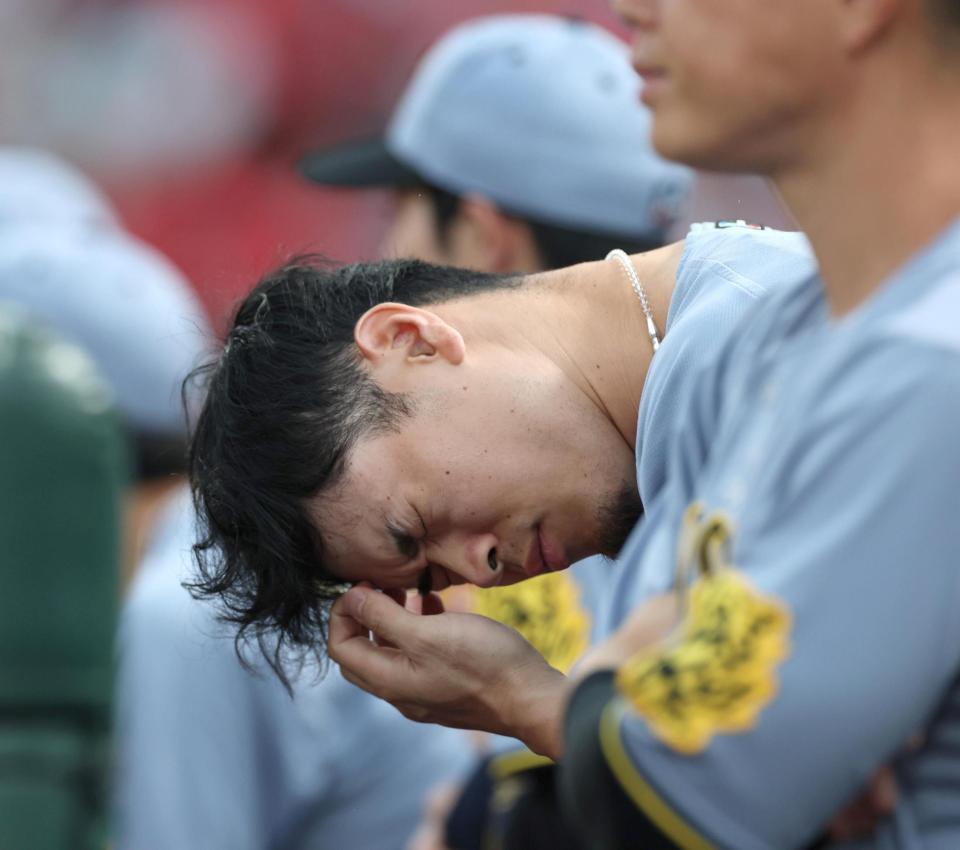 　２回、ベンチで下を向く佐藤輝（撮影・北村雅宏）