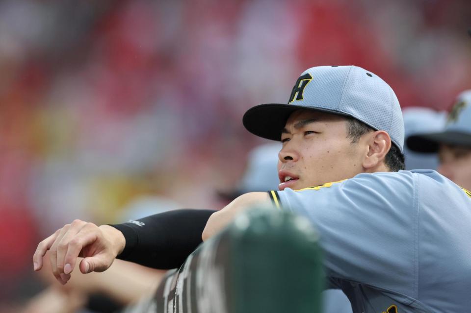 　２回の攻撃をベンチから見る佐藤輝（撮影・北村雅宏）