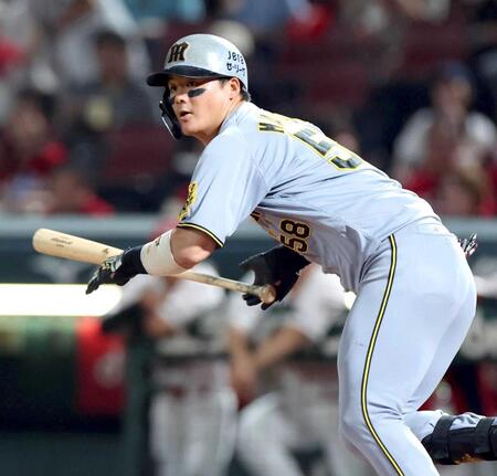 　５回、内野安打を放つ前川（撮影・北村雅宏）