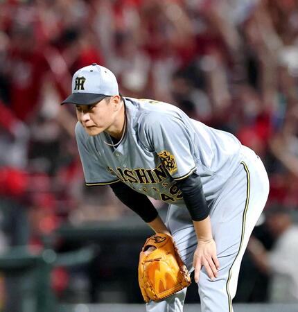 　３回、モンテロに逆転３ランを浴び、肩を落とす大竹（撮影・北村雅宏）