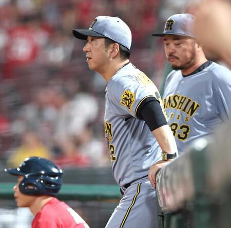 　選手交代を告げにベンチを出る藤川監督（撮影・北村雅宏）