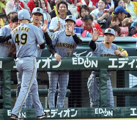 　３回、生還した大竹を出迎える（右から）佐藤輝、中野ら（撮影・市尻達拡）