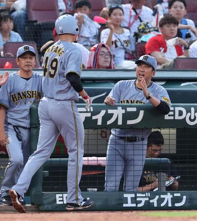 　３回、生還した大竹を出迎える藤川監督（撮影・市尻達拡）