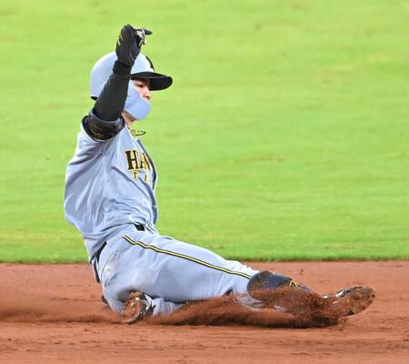 　９回、二塁打を放ち滑り込む中野（撮影・飯室逸平）