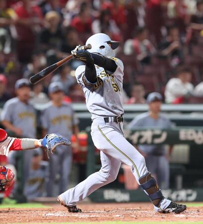 　９回、左翼線への二塁打を放つ中野（撮影・市尻達拡）