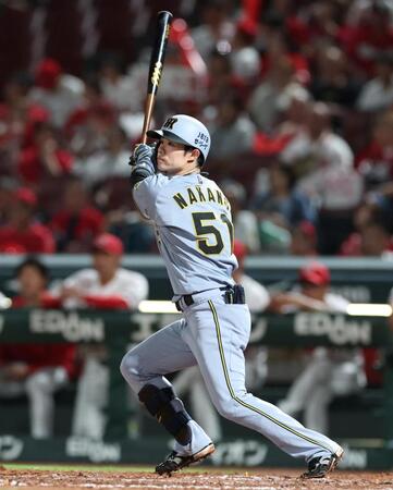 　９回、二塁打を放つ中野（撮影・北村雅宏）