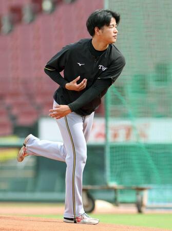 　マウンドの感触を確かめる高橋（撮影・北村雅宏）