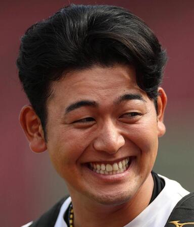 　１軍に合流し、満面の笑みを見せる岡留