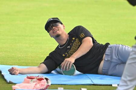 　リラックスムードで調整する佐藤輝（撮影・飯室逸平）