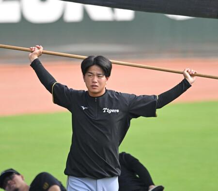 　調整する高橋（撮影・飯室逸平）