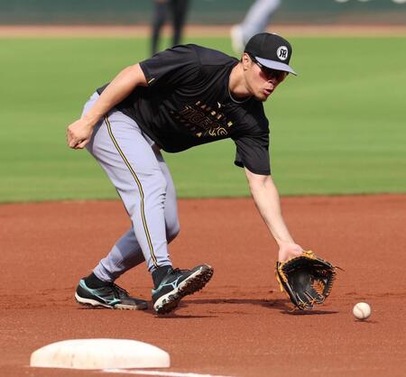 　ノックを受ける佐藤輝（撮影・北村雅宏）