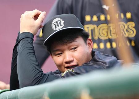 　体をほぐす森下（撮影・北村雅宏）