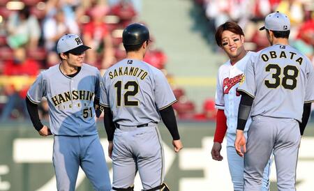 　試合前、小園と談笑する中野（左）＝撮影・北村雅宏