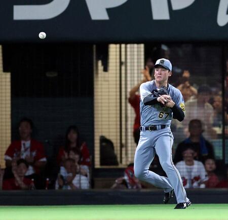 　６回、中村奨の左前打を捕球し、素早く小幡につなぐ高寺（撮影・市尻達拡）