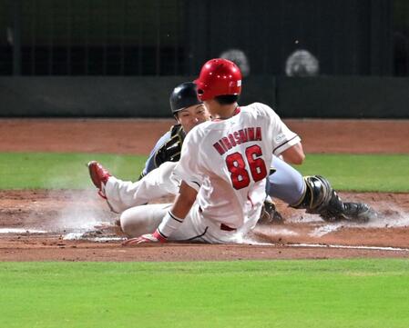 　６回、好返球で佐々木の生還を阻止。捕手・坂本（撮影・飯室逸平）