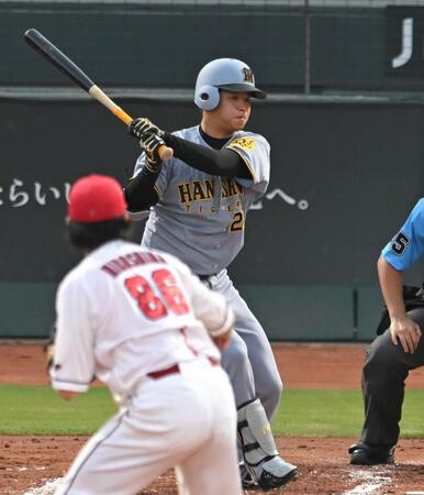 　３回、佐々木のエラーを誘う高橋（撮影・飯室逸平）