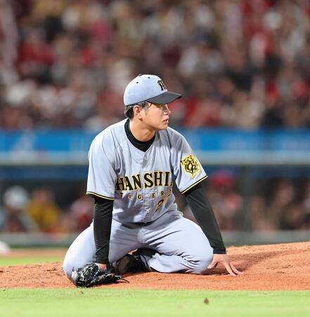　６回、佐々木に足元を抜かれる中前打を許し、マウンドに座り込む高橋（撮影・市尻達拡）