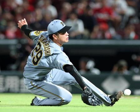 　６回、石原の犠打バントにグラブを差し出す高橋（撮影・北村雅宏）