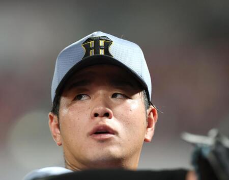 　６回、ベンチ前で肩を慣らす高橋（撮影・北村雅宏）