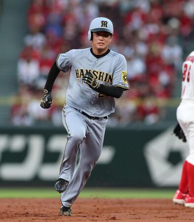 　３回、近本のゴロをモンテロが後逸する間に三塁を陥れる一走・高橋（撮影・北村雅宏）