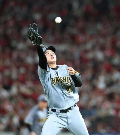 　７回、ファビアンのゴロをキャッチする高橋（撮影・北村雅宏）