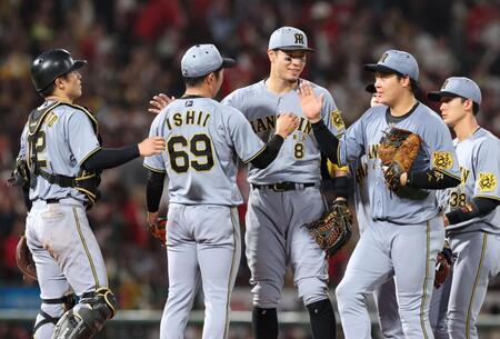 　勝利で終え、タッチを交わす阪神ナイン（撮影・市尻達拡）