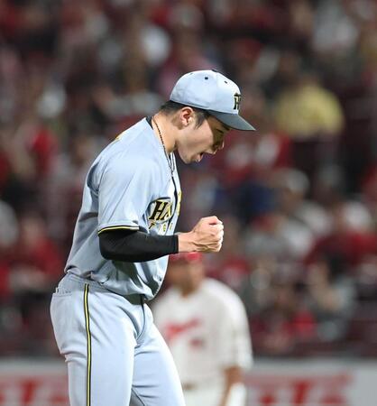 　最後を締めた石井は拳を握る（撮影・北村雅宏）