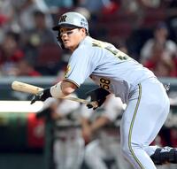 　５回、内野安打を放つ前川（撮影・北村雅宏）