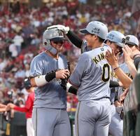 　３回、先制となる適時内野安打を放った前川（左）は木浪に祝福される（撮影・北村雅宏）