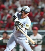 　５回、内野安打を放つ前川（撮影・北村雅宏）