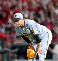 　３回、モンテロに逆転３ランを浴び、肩を落とす大竹（撮影・北村雅宏）