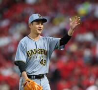 　２回、ピンチを無失点で切り抜け、笑顔を見せる大竹（撮影・北村雅宏）