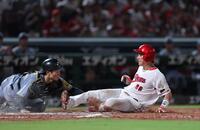 　６回、中村奨の左前打で本塁へ滑り込むも、タッチアウトになる佐々木（撮影・市尻達拡）