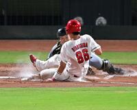 　６回、好返球で佐々木の生還を阻止。捕手・坂本（撮影・飯室逸平）