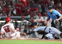 　６回、本塁送球のボールをキャッチし、二走・佐々木をタッチアウトにする坂本（撮影・北村雅宏）