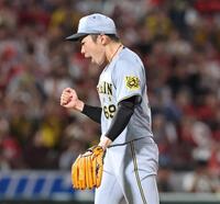 　９回、試合を締め、力強く拳を握る石井（撮影・市尻達拡）