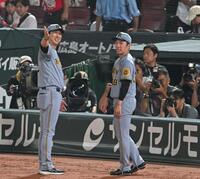 　３９試合連続無失点のセ・リーグ新記録を達成した石井（右）を祝福する藤川監督（撮影・飯室逸平）