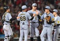 　勝利で終え、タッチを交わす阪神ナイン（撮影・市尻達拡）