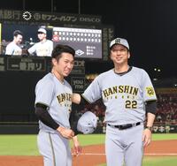 　３９試合連続無失点を達成し、藤川監督（右）から祝福される石井（撮影・北村雅宏）