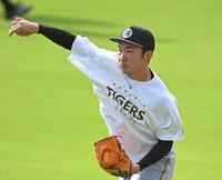 　キャッチボールする石井（撮影・飯室逸平）