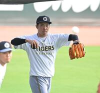 　調整する石井（撮影・飯室逸平）