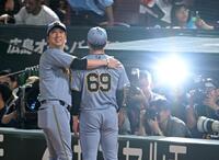 　３９試合連続無失点のセ・リーグ新記録を樹立した石井を賛える藤川監督（撮影・飯室逸平）